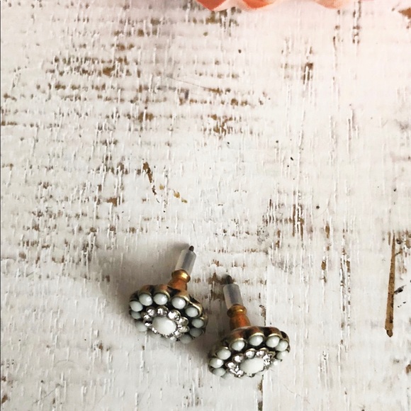 White Floral Motif Stud Earrings - Picture 2 of 2